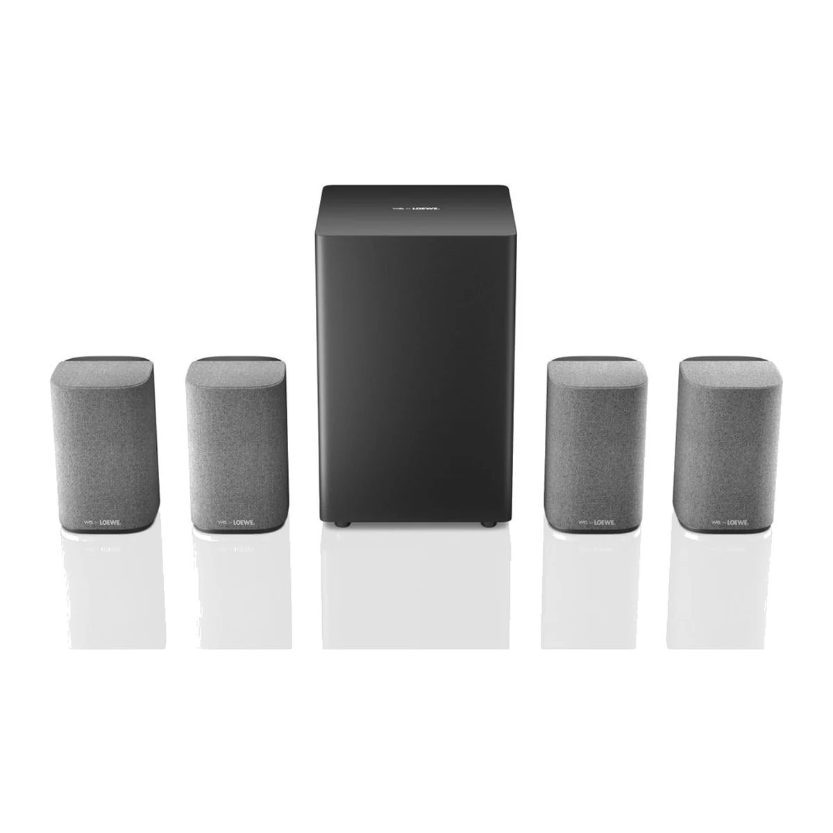 Loewe We. BOOST Heimkinosystem, vier Satellitenlautsprecher und Subwoofer, Frontansicht