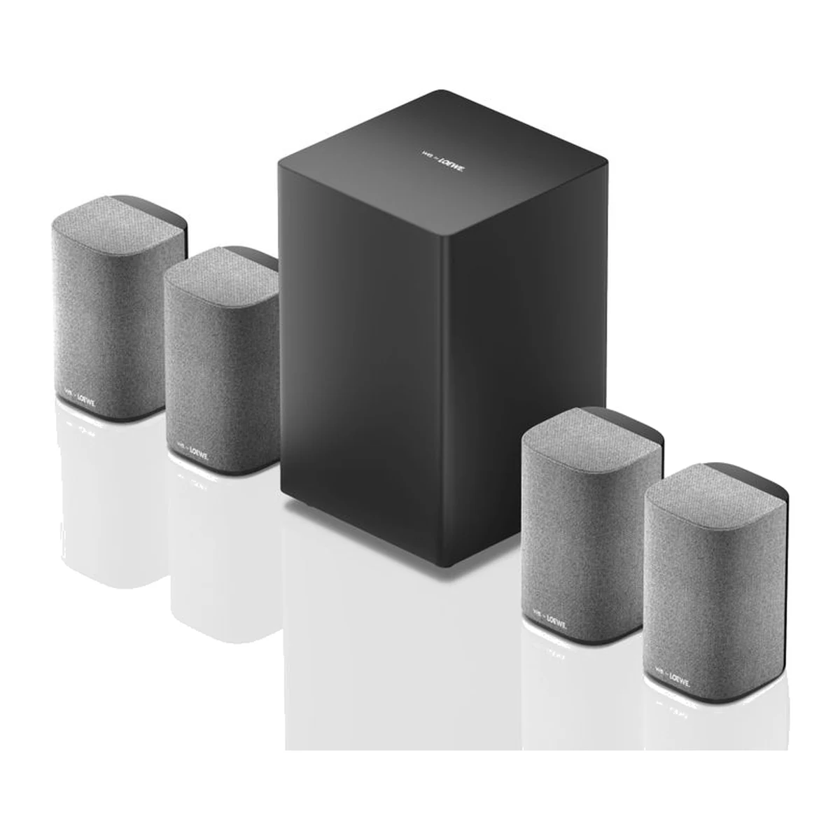 Loewe We. BOOST Heimkinosystem, Schrägansicht der Satelliten und des Subwoofers