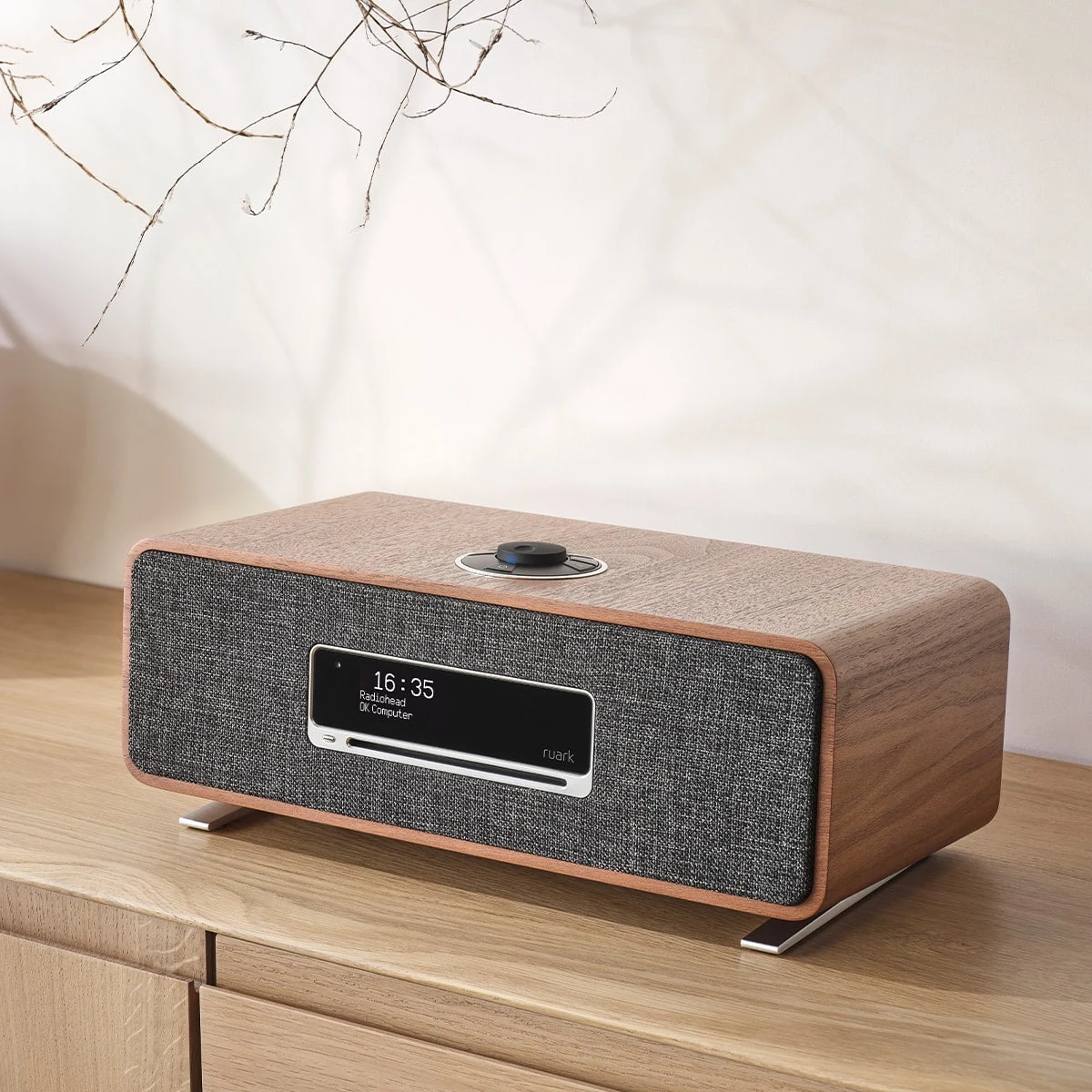 Ruark R3S in Walnuss im Wohnraum