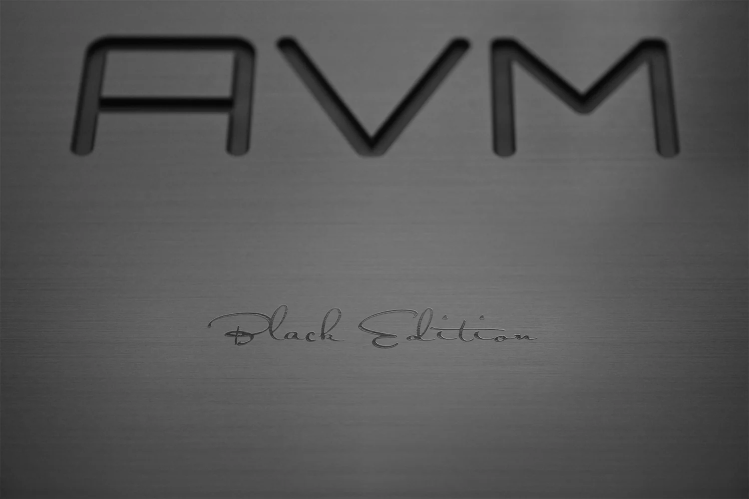 AVM CS 8.3 Black Edition (schwarz), Detail des Black-Edition-Schriftzugs auf dem Gehäusedeckel