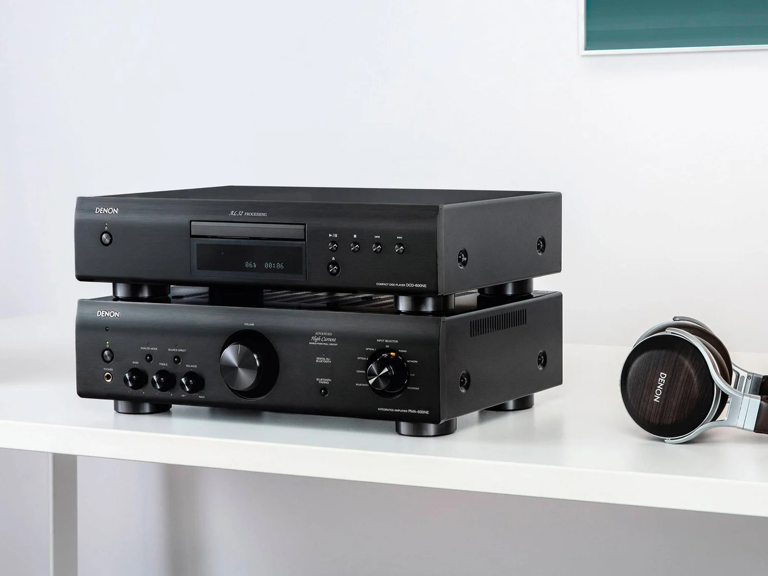 Denon DCD-600NE mit Verstärker im Wohnraum