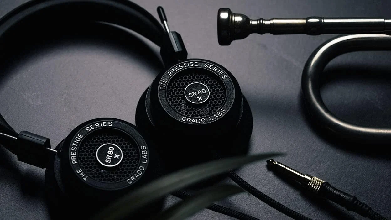 Grado SR80x mit Kabel und beiliegendem 6,3-mm-Adapter