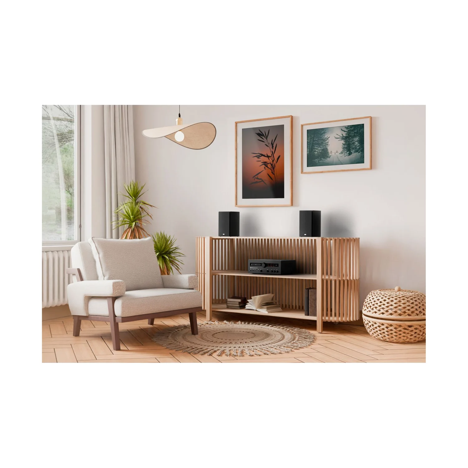 Heco Victa Elite 202 als Paar auf einem Sideboard im Wohnraum