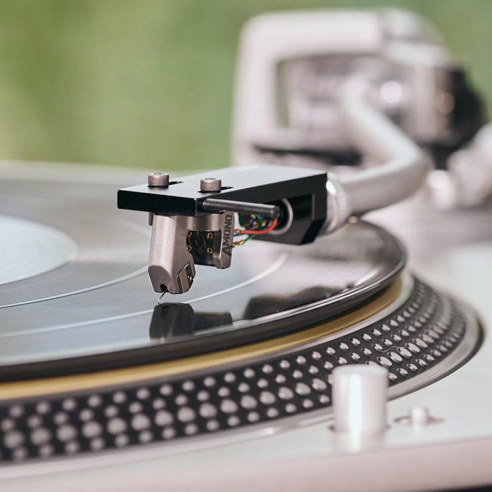 Ortofon MC A Mono Tonabnehmer, montiert am Tonarm eines Plattenspielers