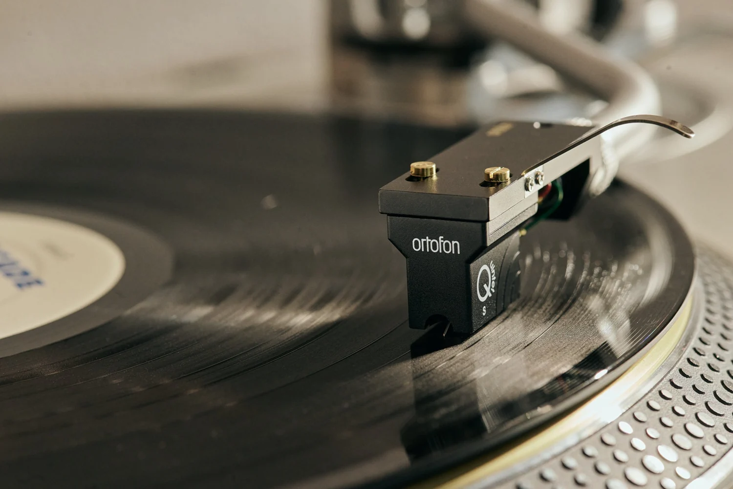 Ortofon MC Quintet Black S am Tonarm über der Platte