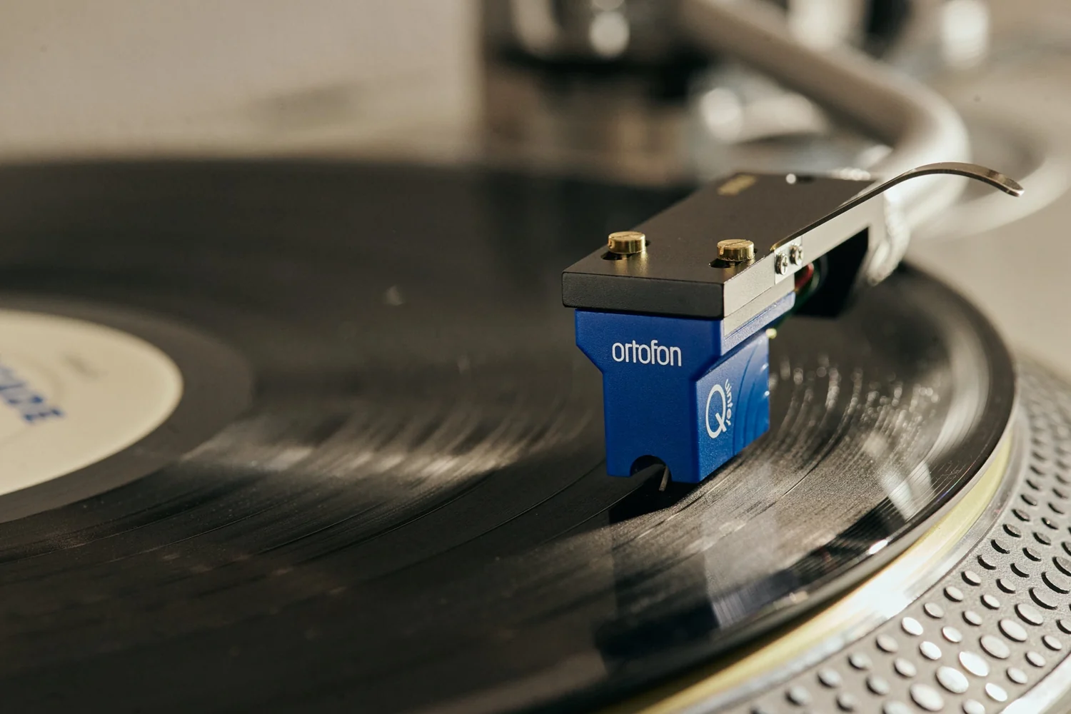 Ortofon MC Quintet Blue am Tonarm über der Platte