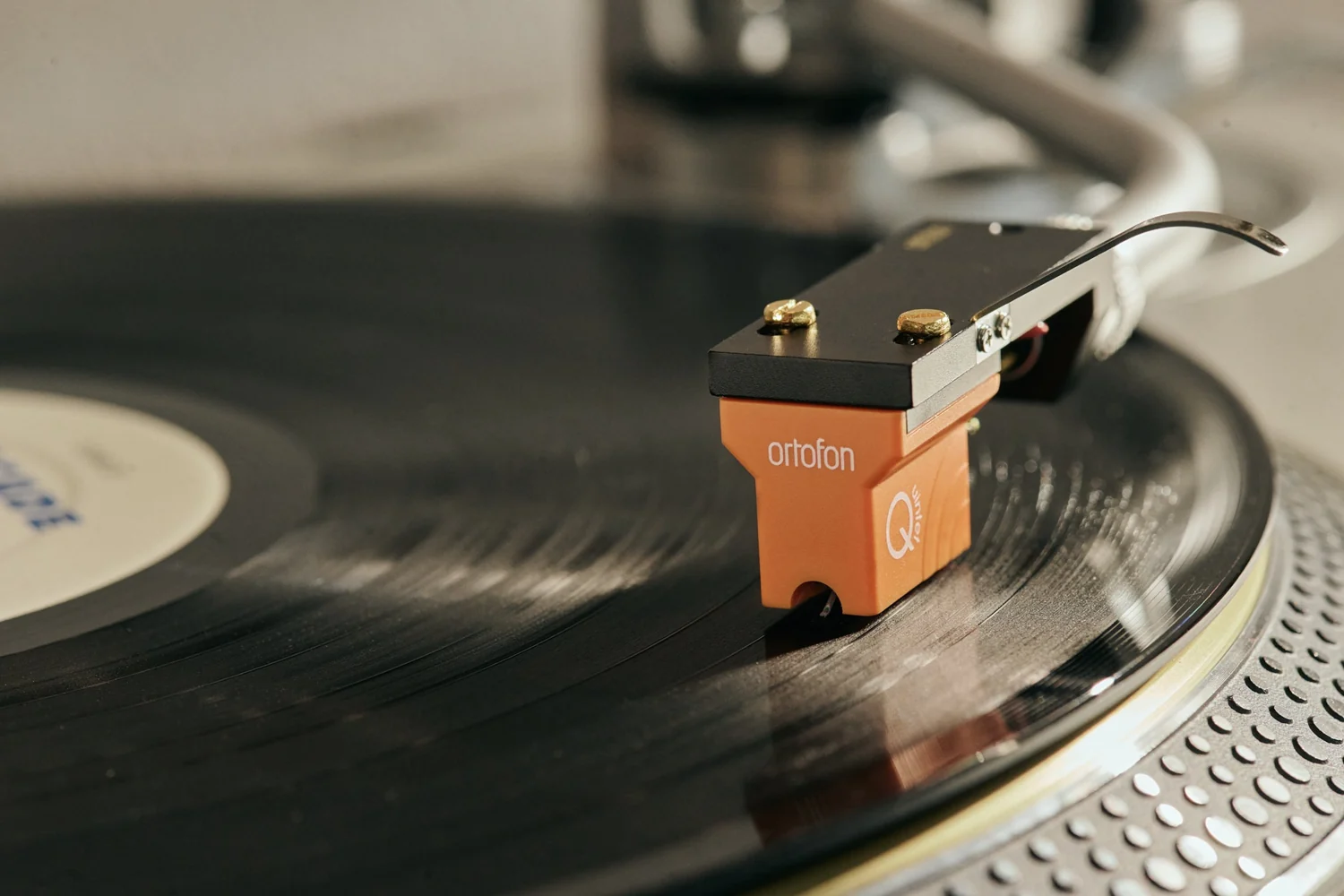 Ortofon MC Quintet Bronze am Tonarm über der Platte