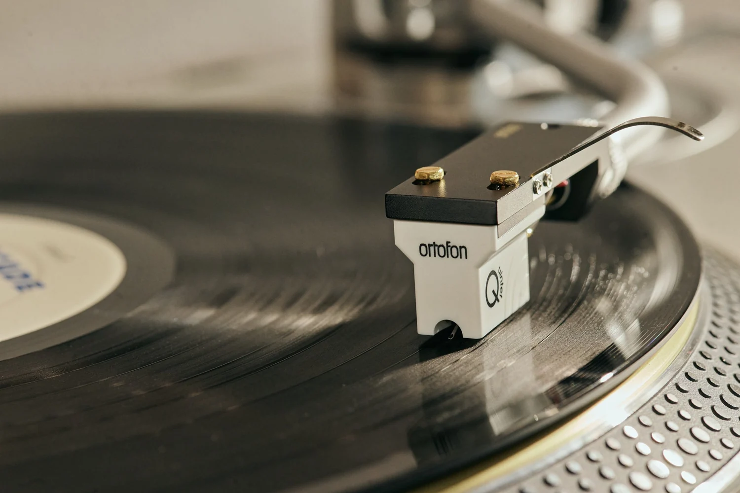 Ortofon MC Quintet Mono am Tonarm über der Platte