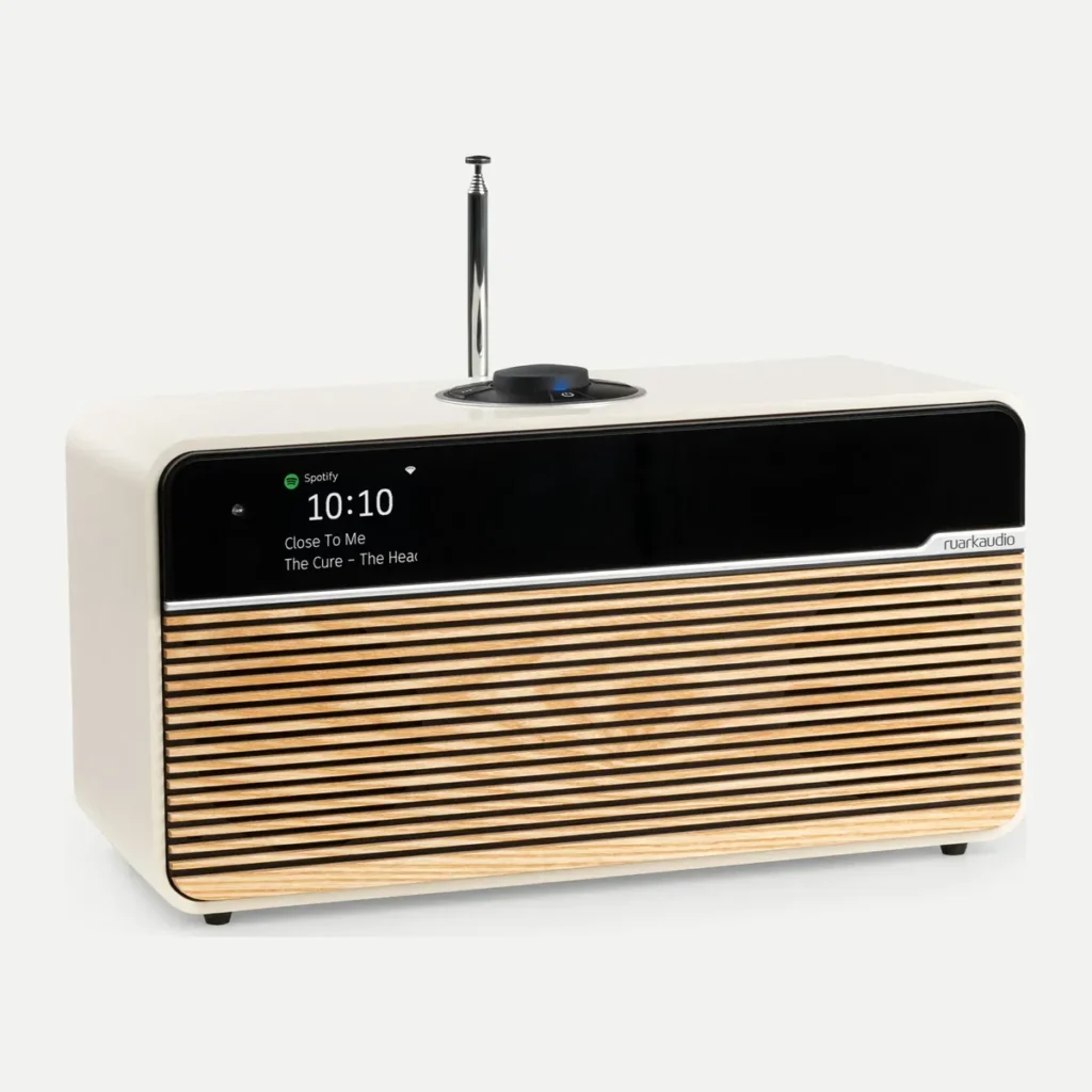 Ruark R2 Mk4 in Light Cream, Dreiviertelansicht