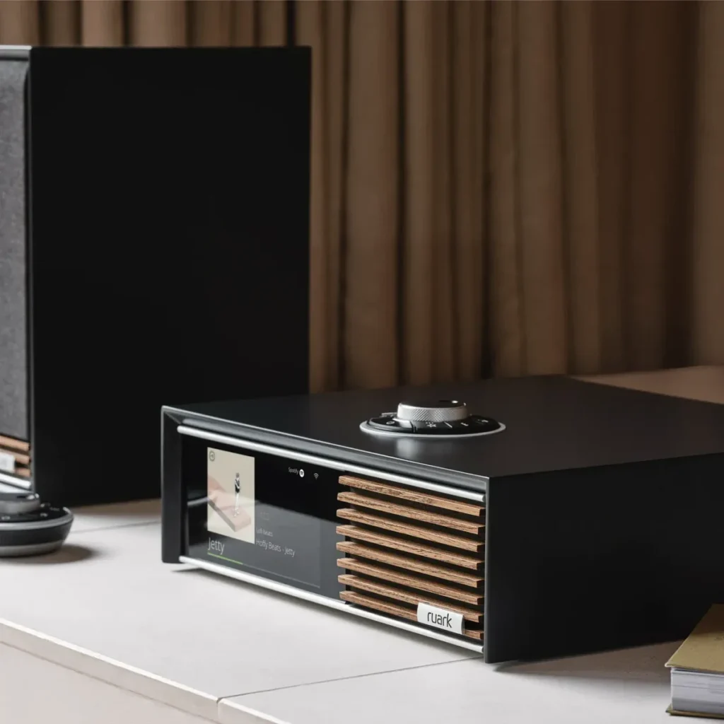 Ruark R610 in Satin Charcoal auf einem Sideboard