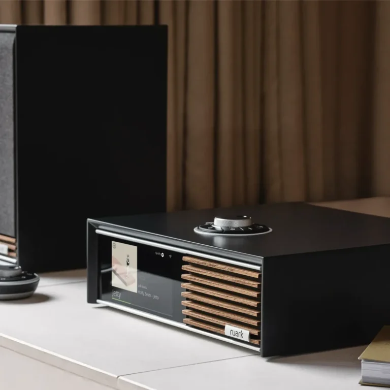 Ruark R610 in Satin Charcoal auf einem Sideboard
