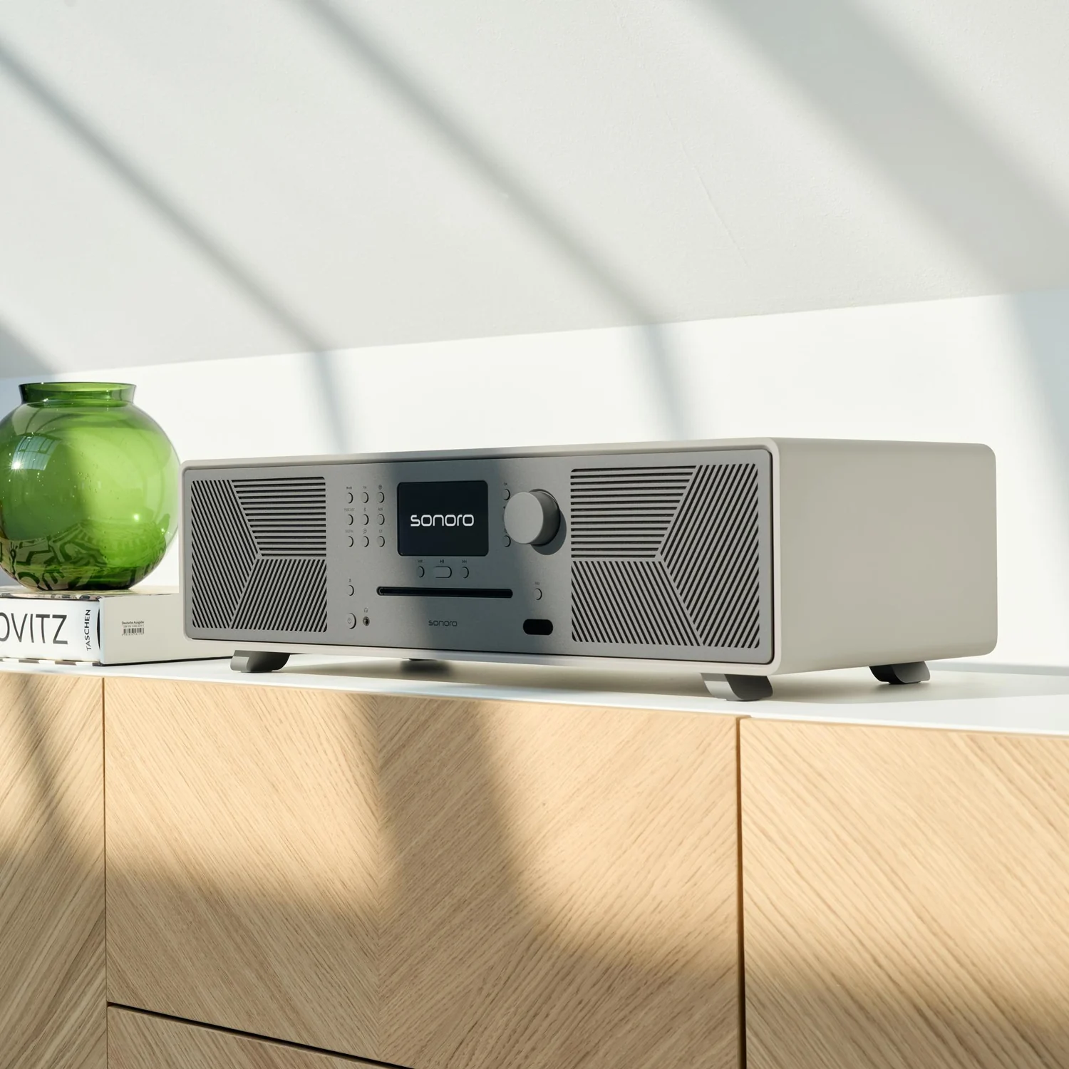 sonoro MEISTERSTÜCK Gen. 2 in Sandstein matt auf einem Sideboard im Wohnraum