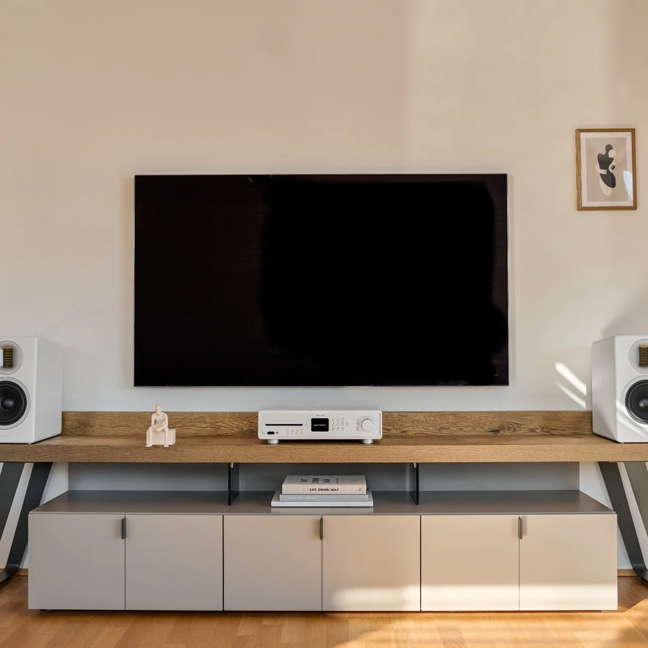 sonoro ORCHESTRA Gen. 2 in Weiss als Paar an einer Fernsehwand