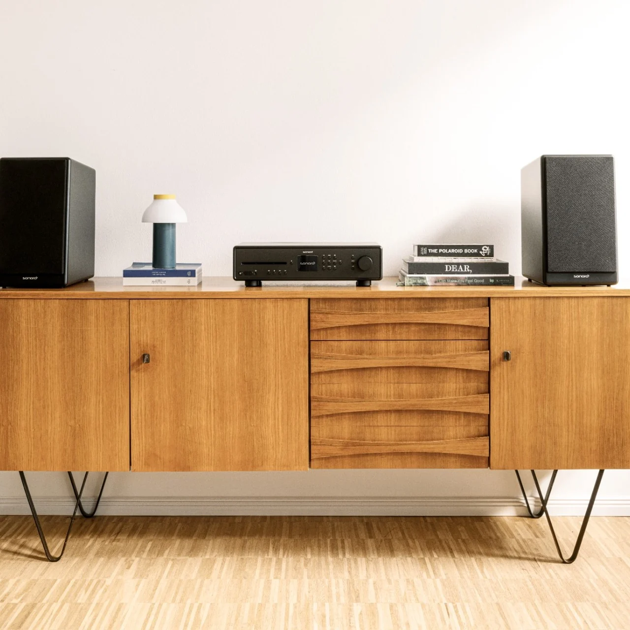 sonoro ORCHESTRA Gen. 2 in Schwarz als Paar auf einem Sideboard