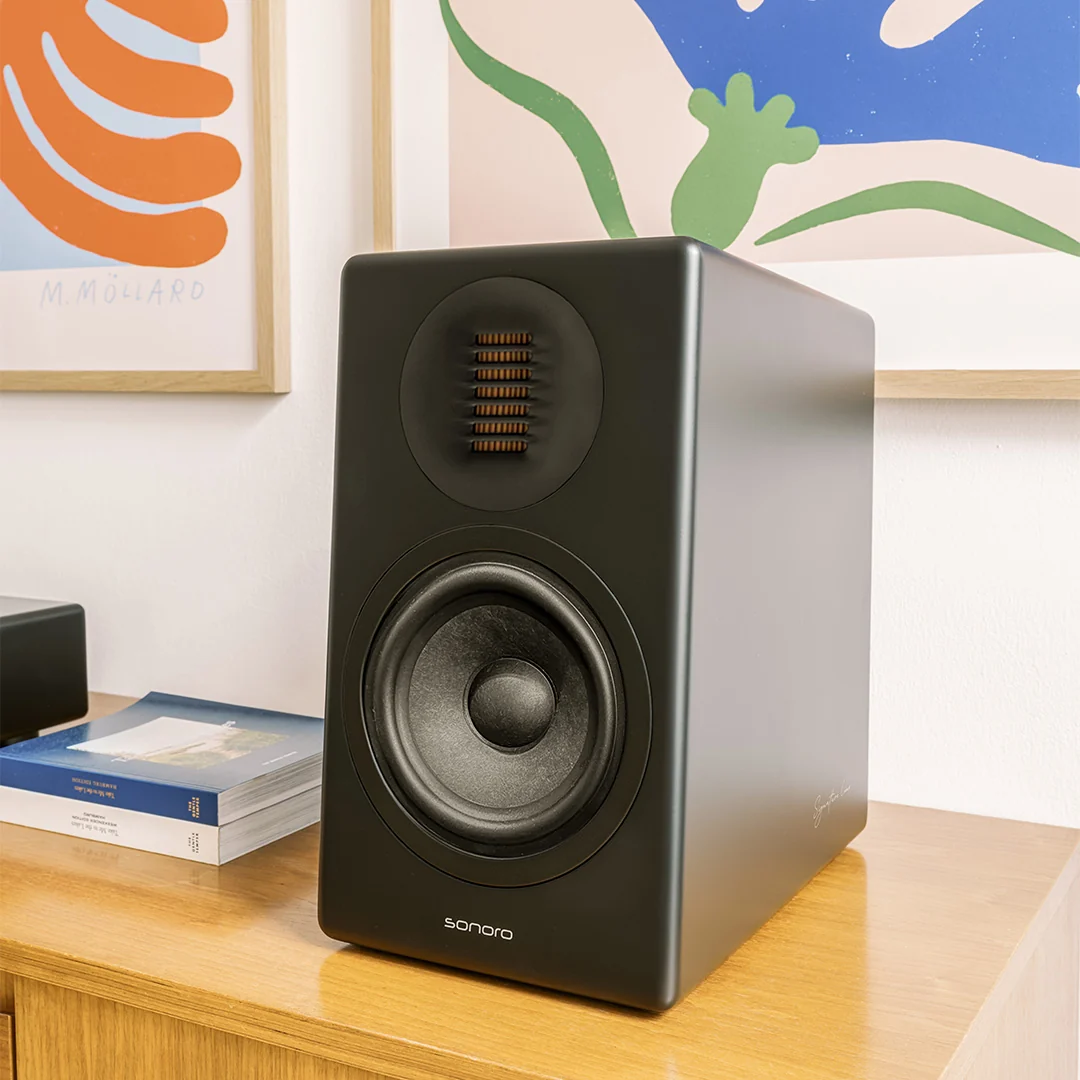 sonoro ORCHESTRA Slim Signature in Schwarz auf einem Sideboard
