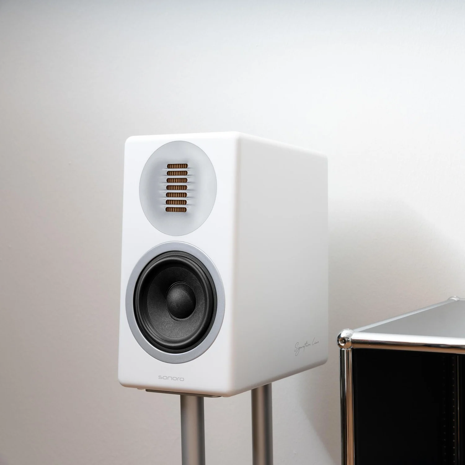 sonoro ORCHESTRA Slim Signature in Weiss auf einem Lautsprecherständer
