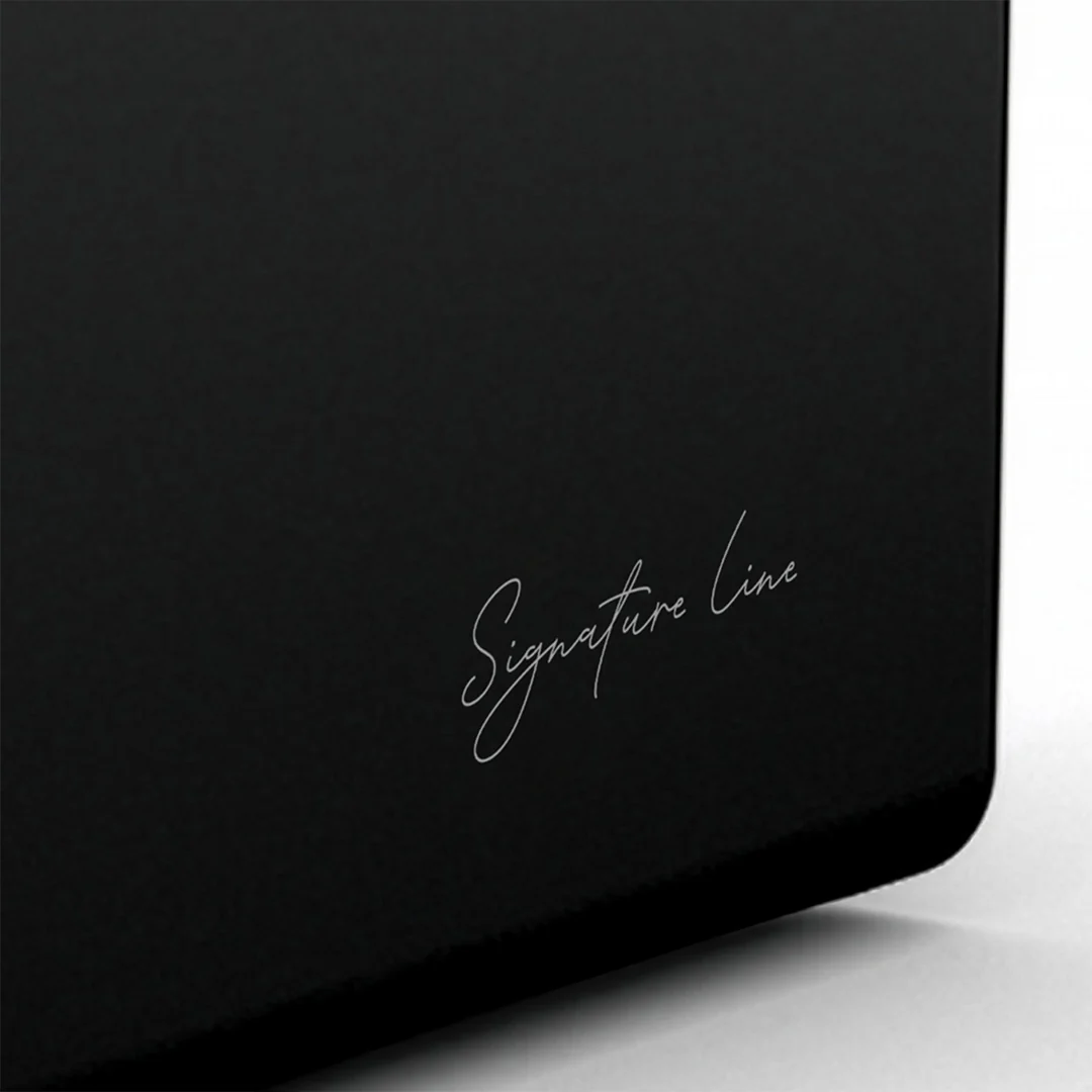 Signature-Line-Gravur auf dem Gehäuse des sonoro ORCHESTRA Slim Signature