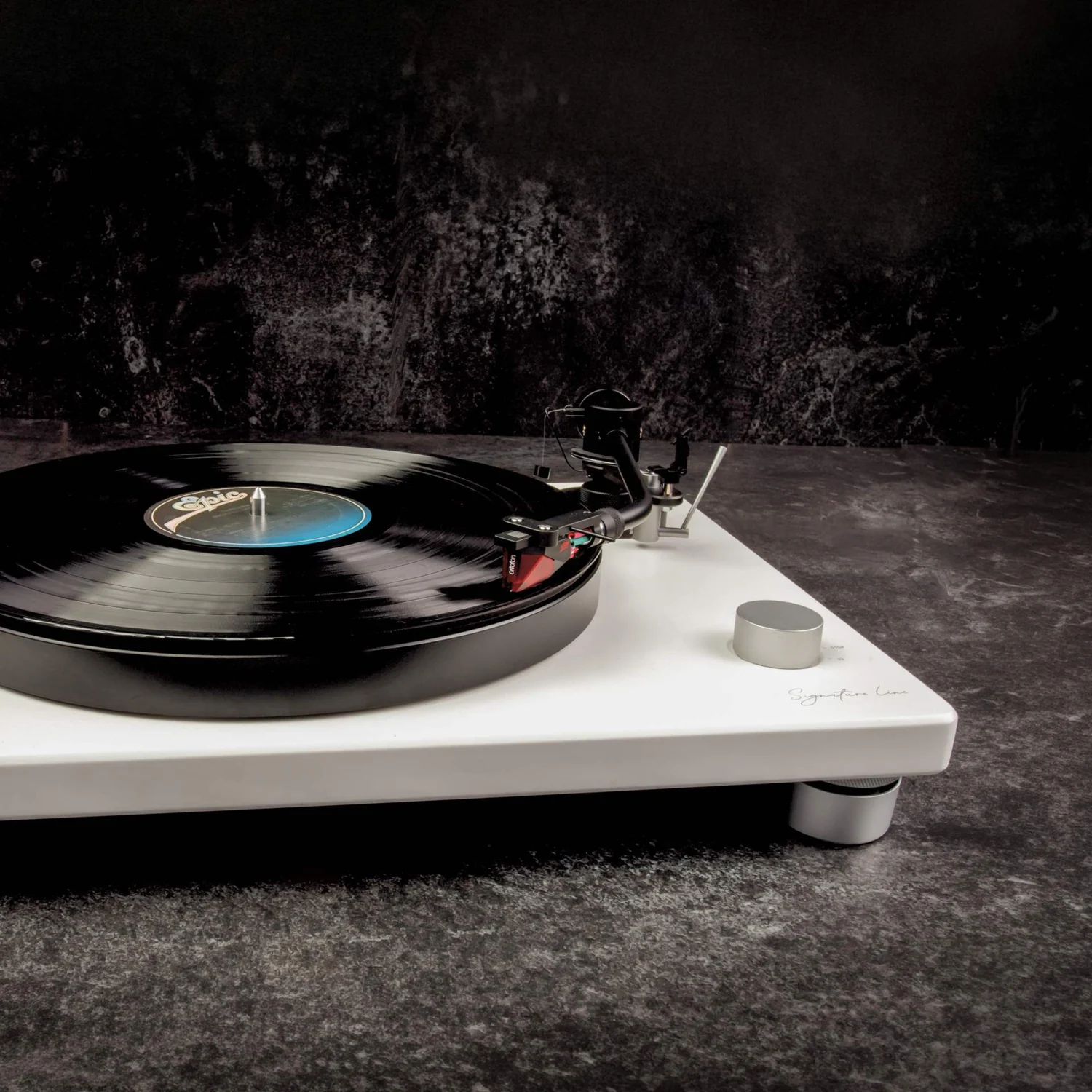 sonoro PLATINUM Signature mit aufgelegter Schallplatte