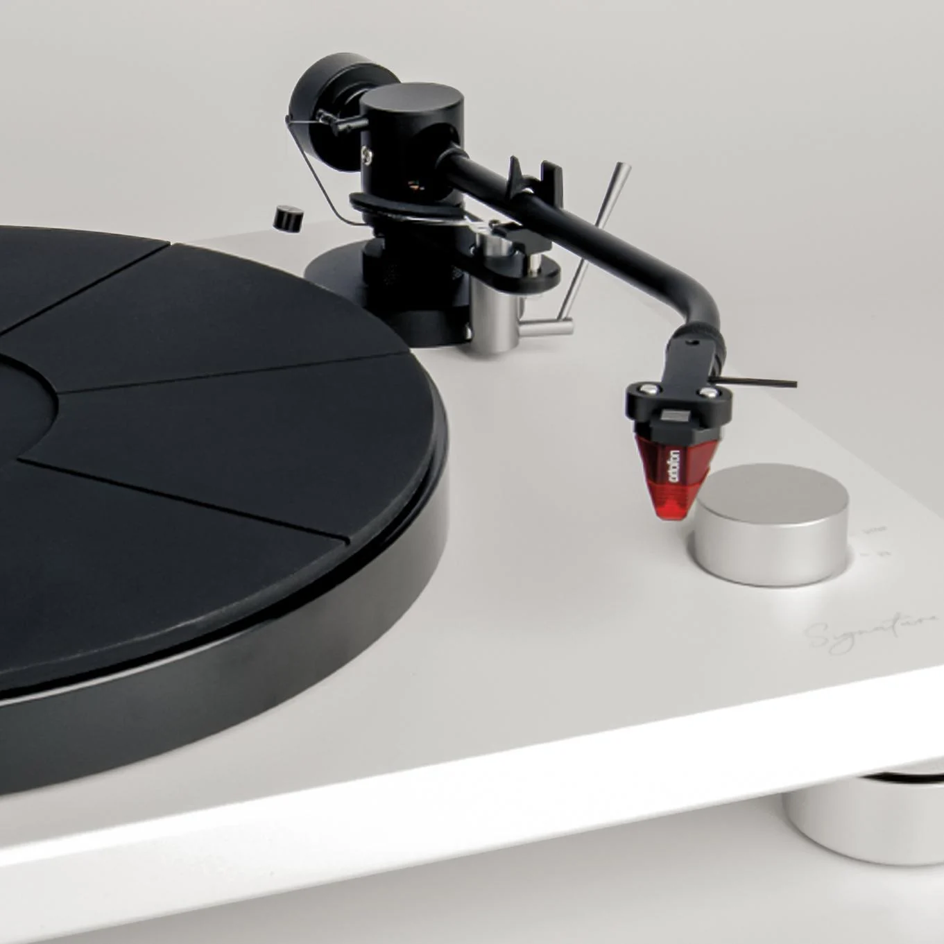 J-förmiger Tonarm mit Ortofon 2M Red am sonoro PLATINUM Signature