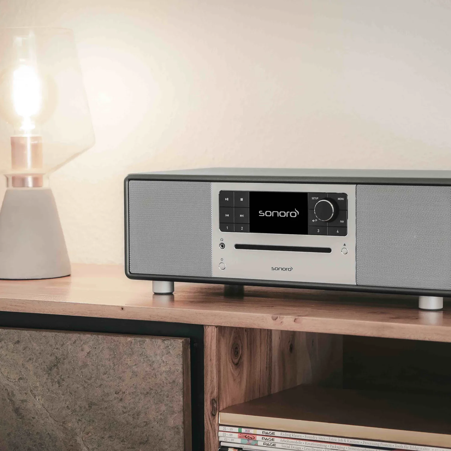 sonoro PRESTIGE auf einem Sideboard im Wohnraum
