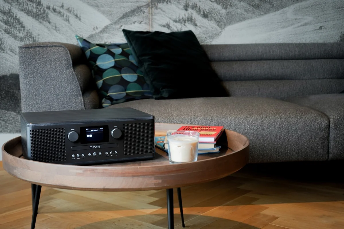 Pure Classic C-D6i in Black Ash in einem Wohnzimmer