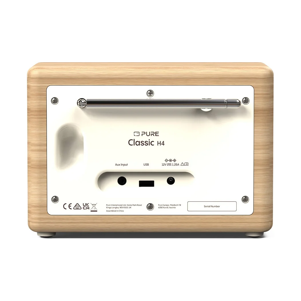 Pure Classic H4 in Weiss/Eiche, Rückseite mit AUX-Eingang, USB-Anschluss und Teleskopantenne