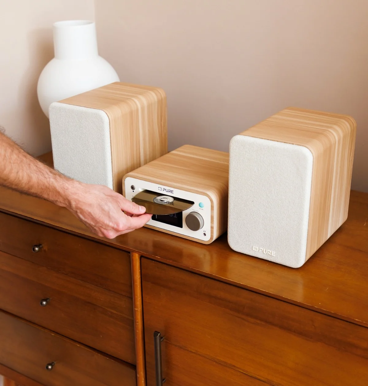 Pure Classic Stereo Mini, eine CD wird eingelegt