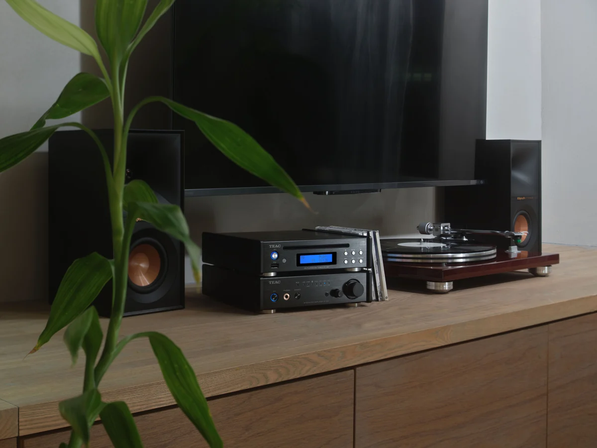 TEAC PD-301DAB-X in Schwarz auf einem Sideboard im Wohnraum