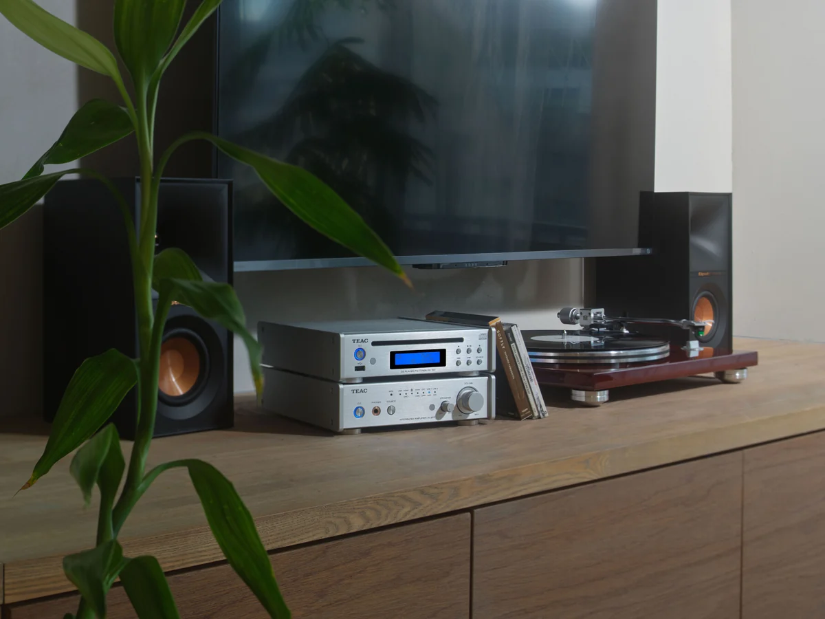 TEAC PD-301DAB-X in Silber auf einem Sideboard im Wohnraum