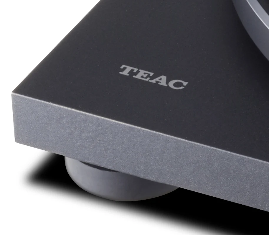TEAC TN-280BT-A3 Plattenspieler, Zargenecke mit TEAC-Logo und Gerätefuss