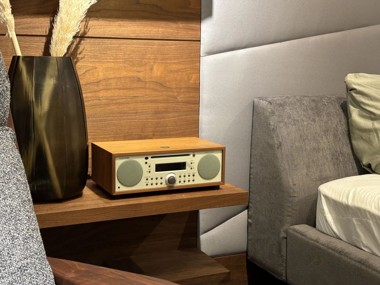 Tivoli Music System+ in Walnuss/Beige auf einem Sideboard