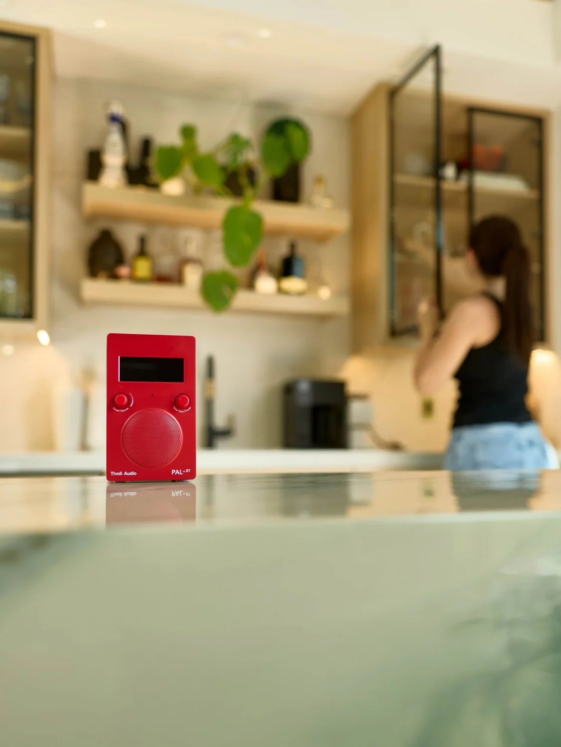 Tivoli PAL+ BT3 in Rot auf einer Küchenablage