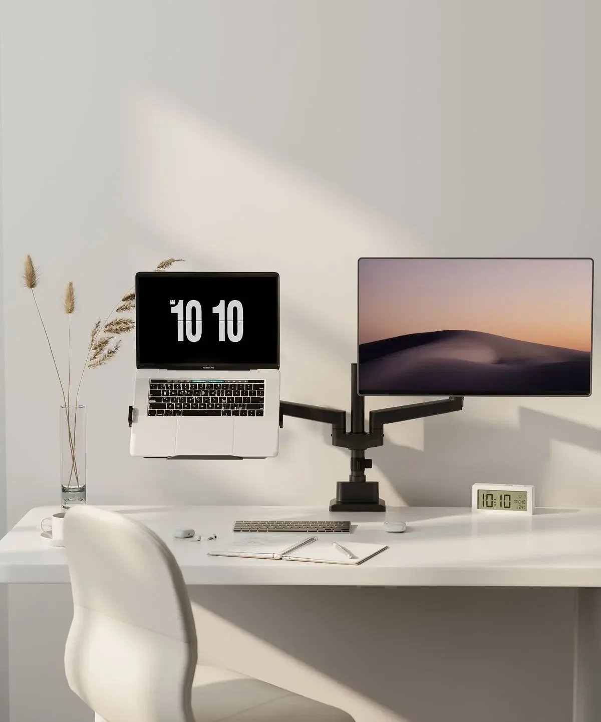 Vogel's ESSENTIAL A6010 an einem eingerichteten Arbeitsplatz