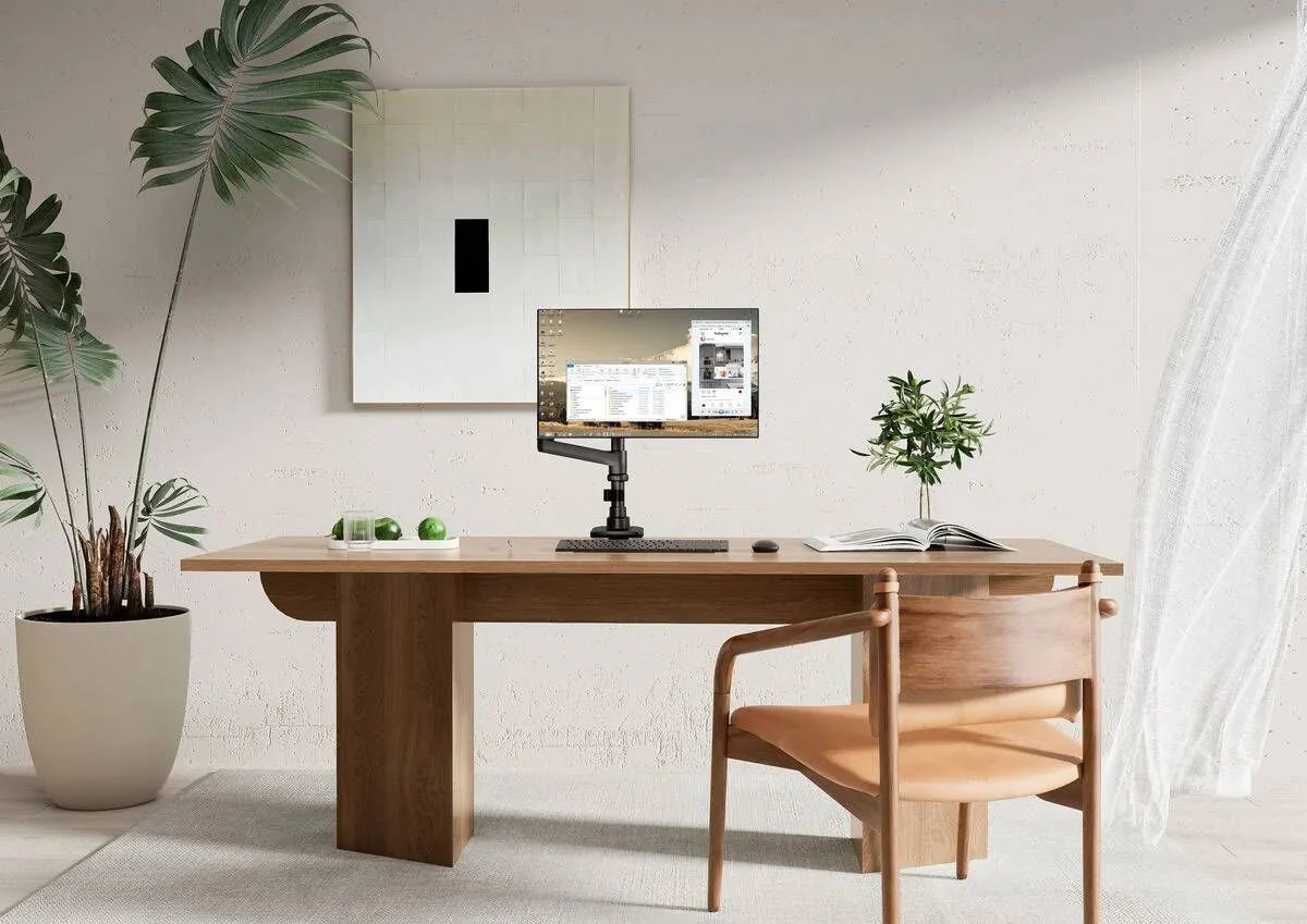 Vogel's ESSENTIAL M3021 an einem eingerichteten Arbeitsplatz
