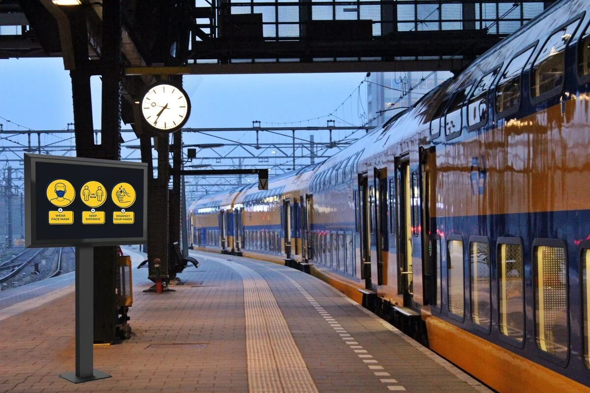 Vogel's Outdoor-Bodenständer mit Informationsdisplay auf einem Bahnperron