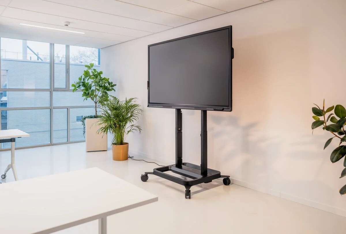 Vogel's RISE 5200 Rollwagen mit elektrischem Display-Lift, mit Bildschirm im Raum