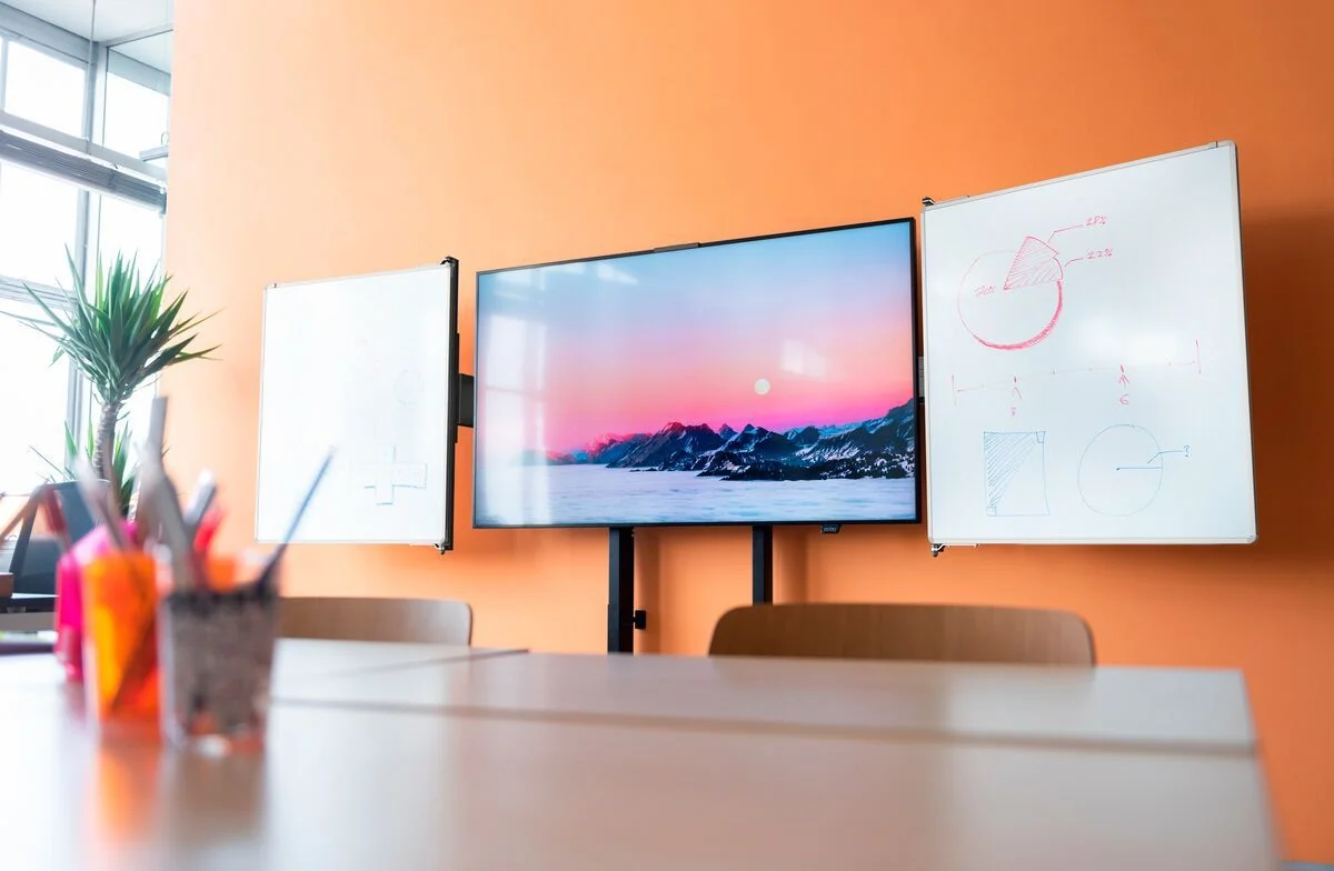 Vogel's RISE WBS86 Whiteboard-Set für 86-Zoll-Displays, mit Bildschirm im Raum