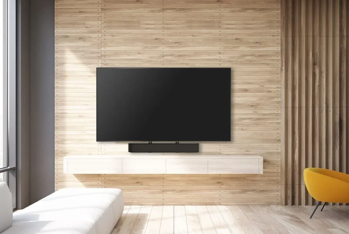 Soundbar an der Vogel's SOUND 3550 Halterung unter einem Fernseher