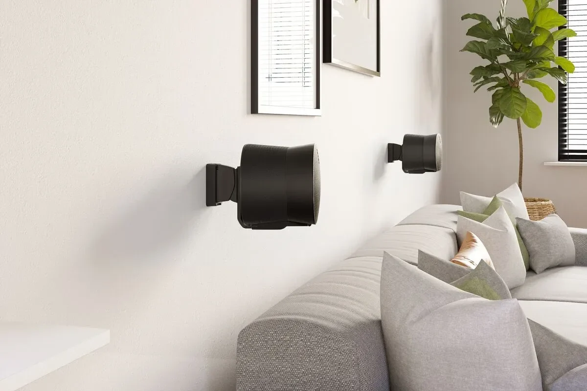 Sonos Era 300 an einer Vogel's SWM 4023 Wandhalterung im Wohnzimmer