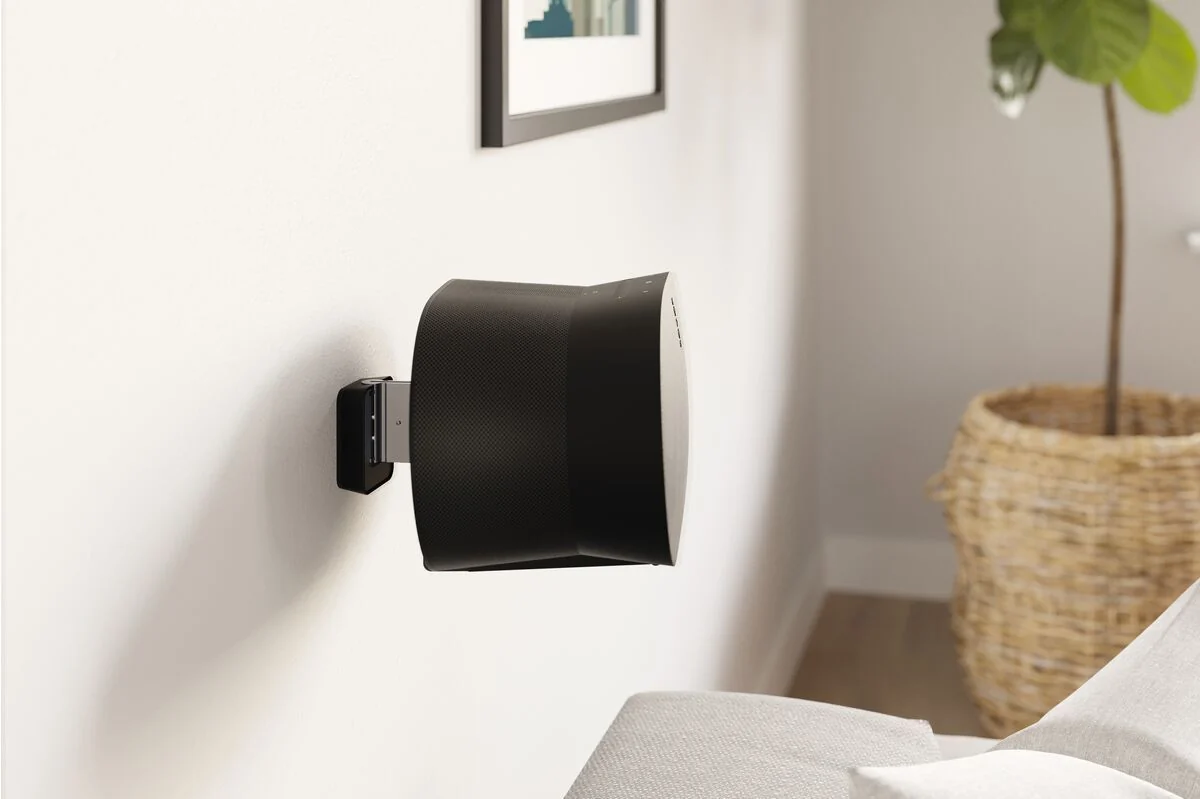 Sonos Era 300 an der Vogel's SWM 4131 Wandhalterung im Wohnzimmer