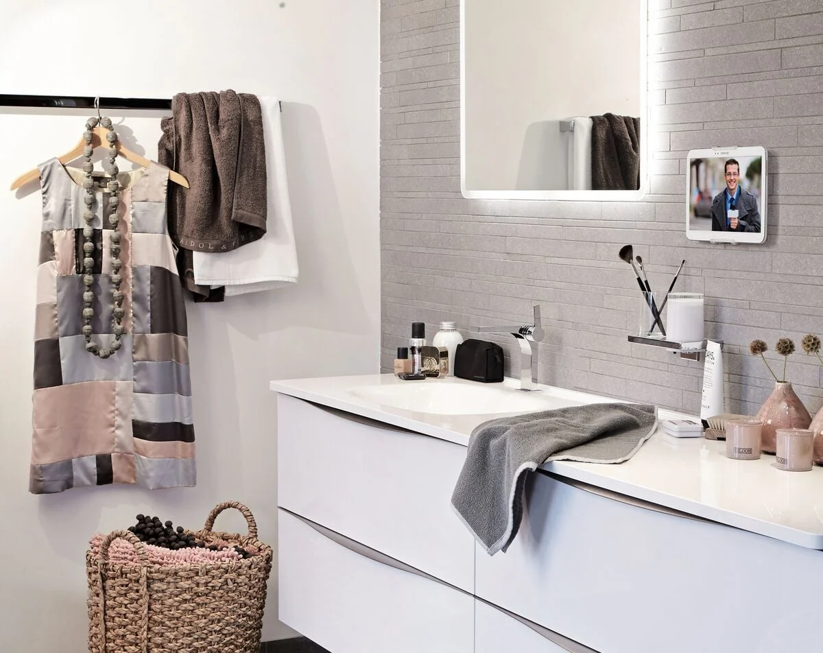 Vogel's TMS 1010 Tablet-Wandhalterung im Badezimmer