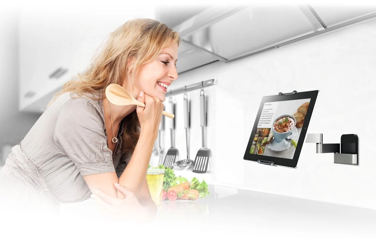 Vogel's TMS 1030 Tablet-Wandhalterung in der Küche im Einsatz