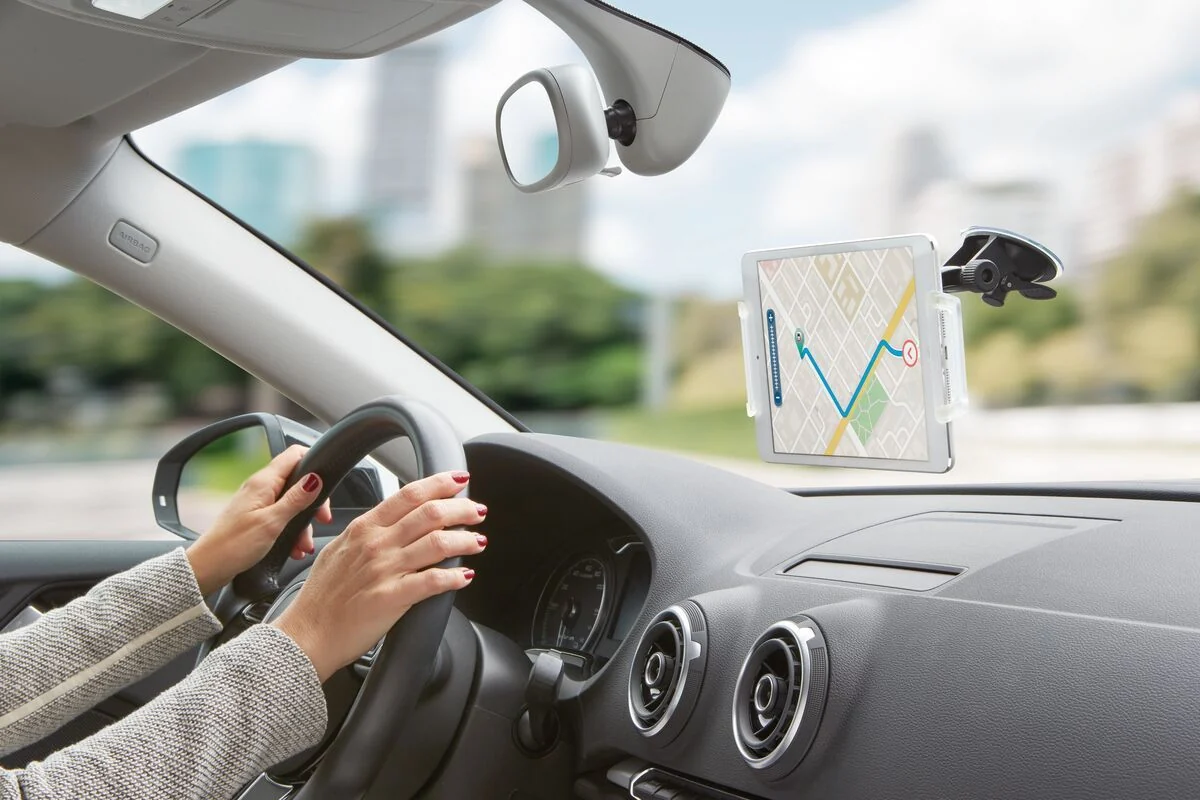 Vogel's TMS 1050 Tablet-Halterung an der Windschutzscheibe im Auto