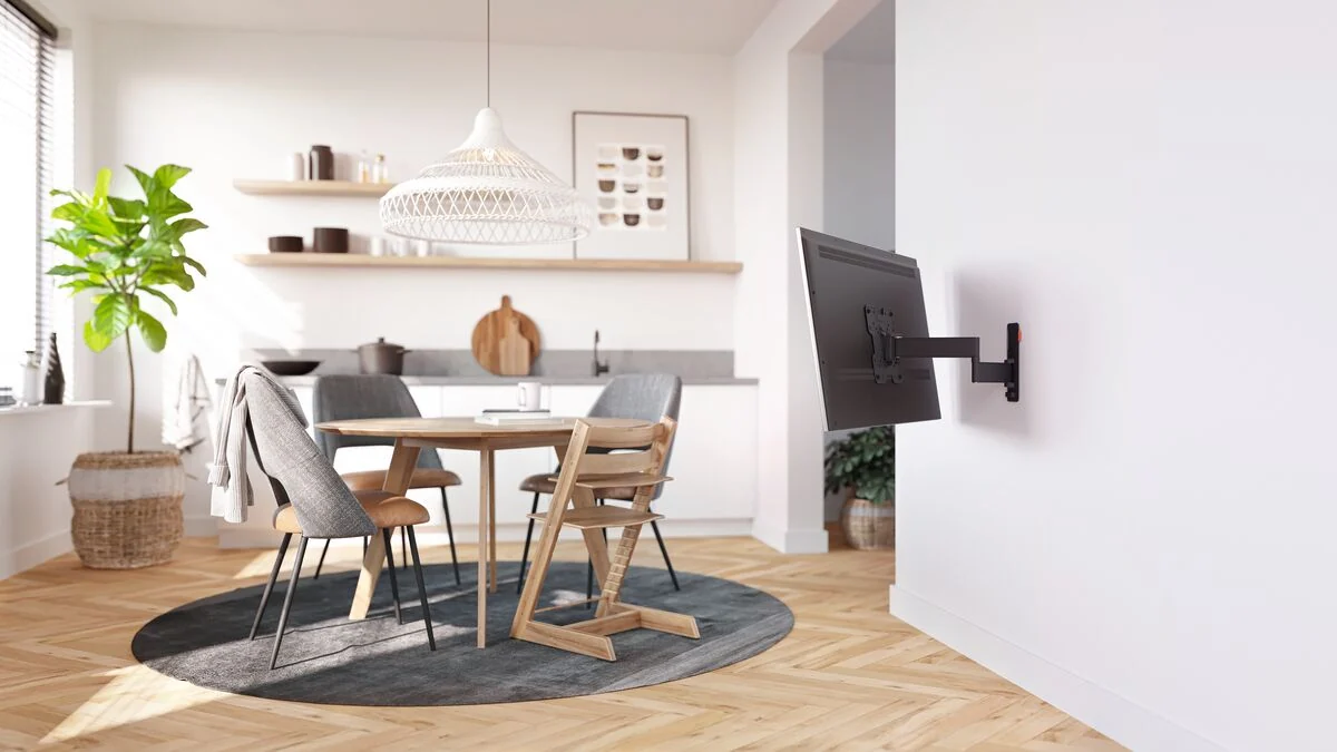 Vogel's TVM 3245 mit Fernseher an der Wohnzimmerwand