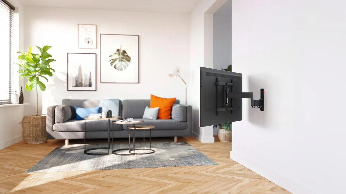 Vogel's TVM 3445 mit Fernseher an der Wohnzimmerwand