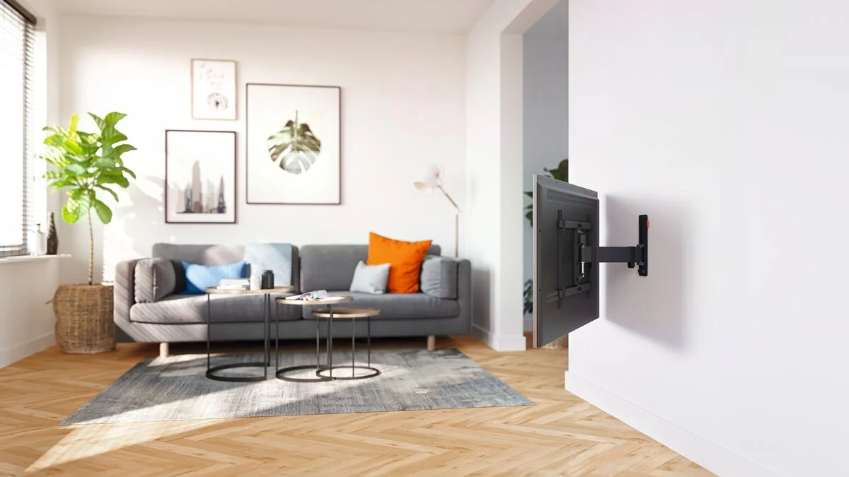 Vogel's TVM 3625 mit Fernseher an der Wohnzimmerwand