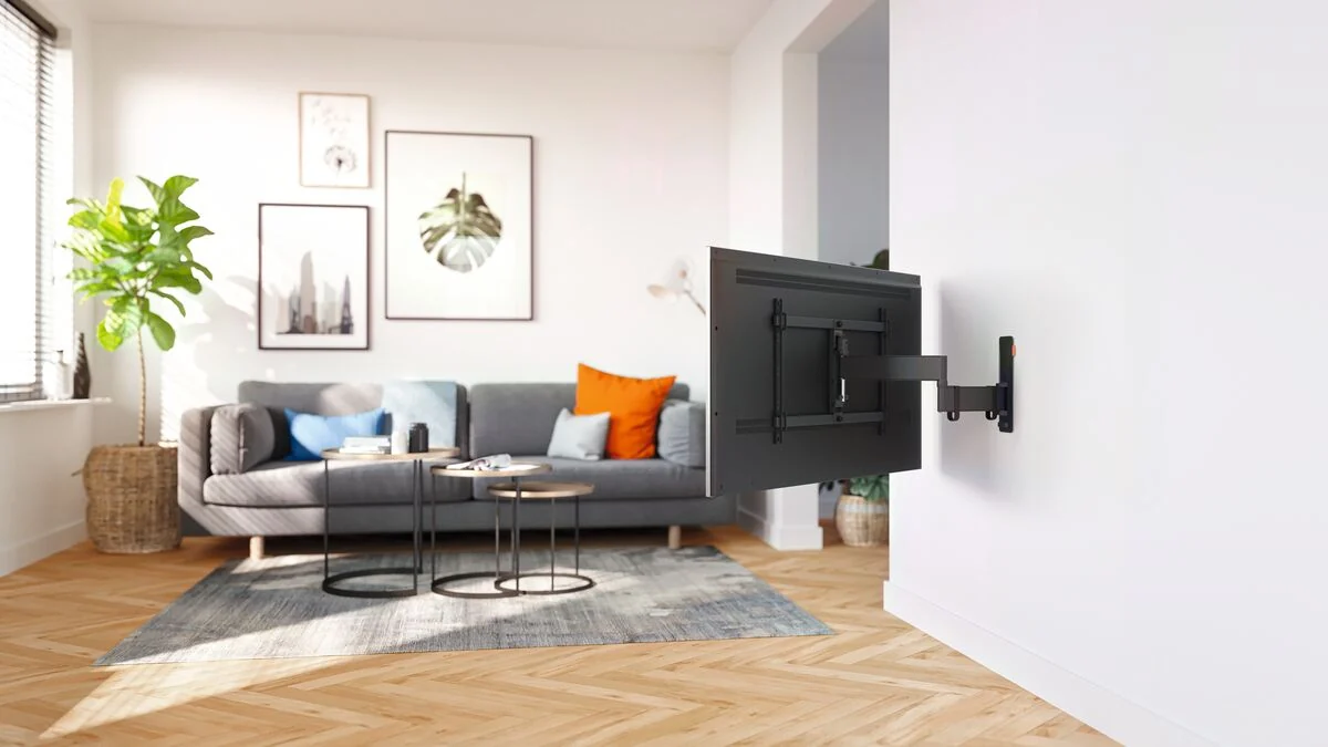 Vogel's TVM 3645 mit Fernseher an der Wohnzimmerwand
