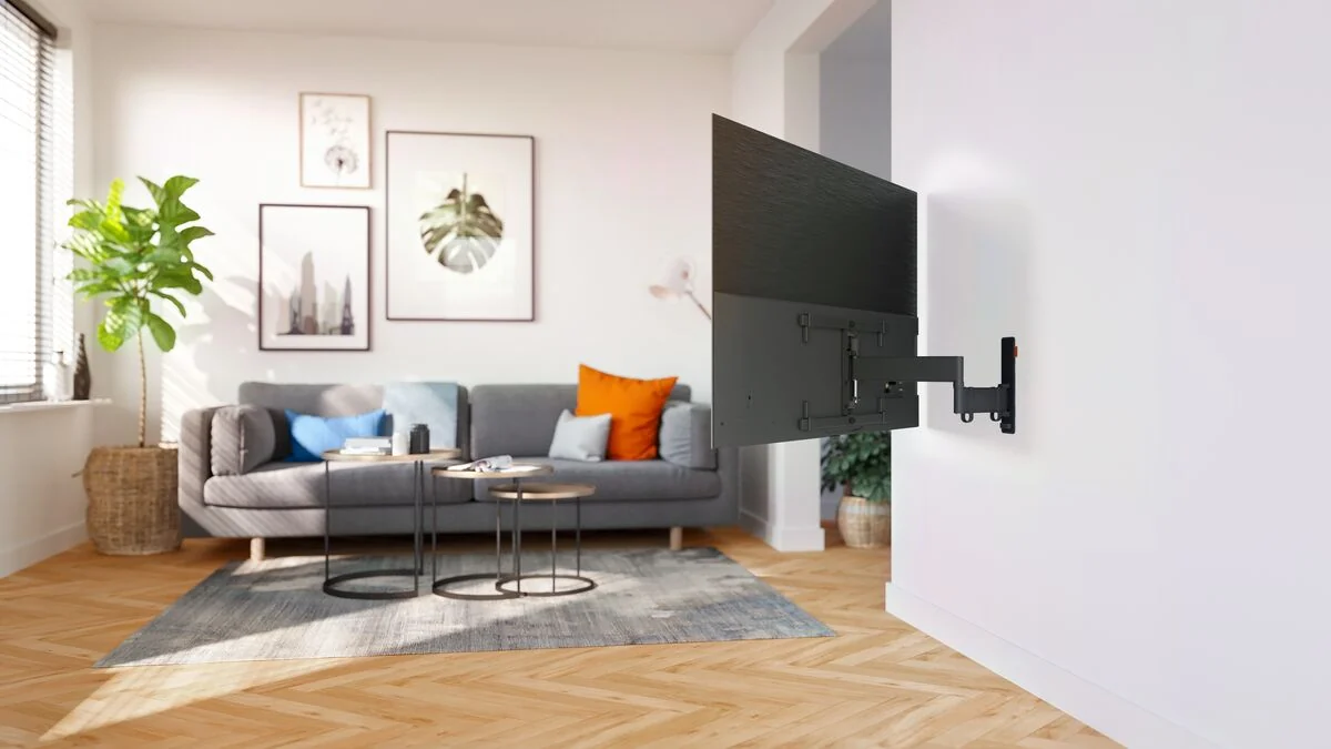 Vogel's TVM 3665 mit Fernseher an der Wohnzimmerwand