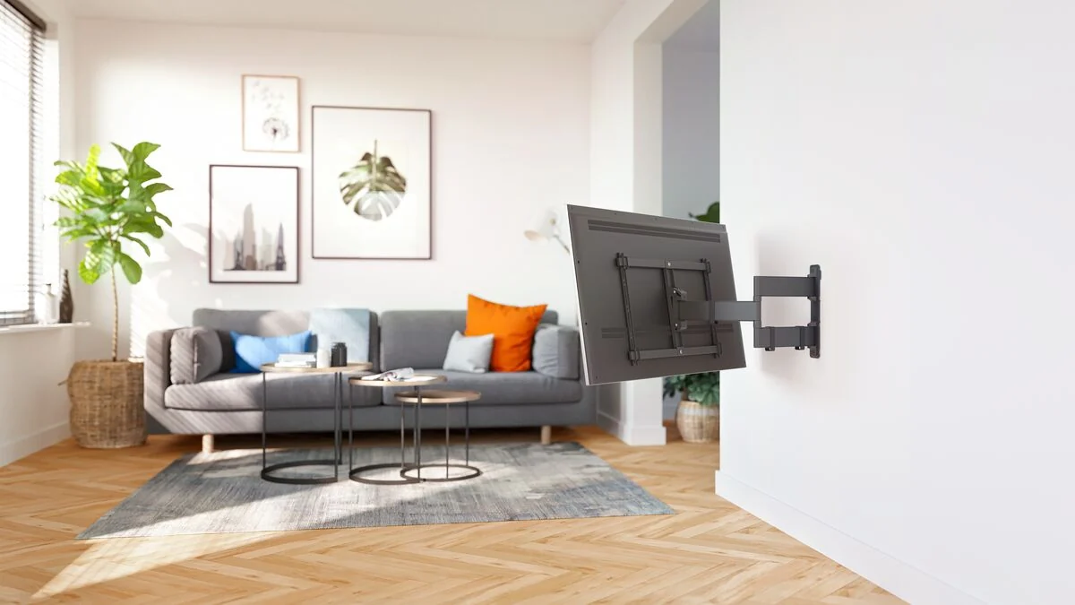 Vogel's TVM 3845 mit Fernseher an der Wohnzimmerwand