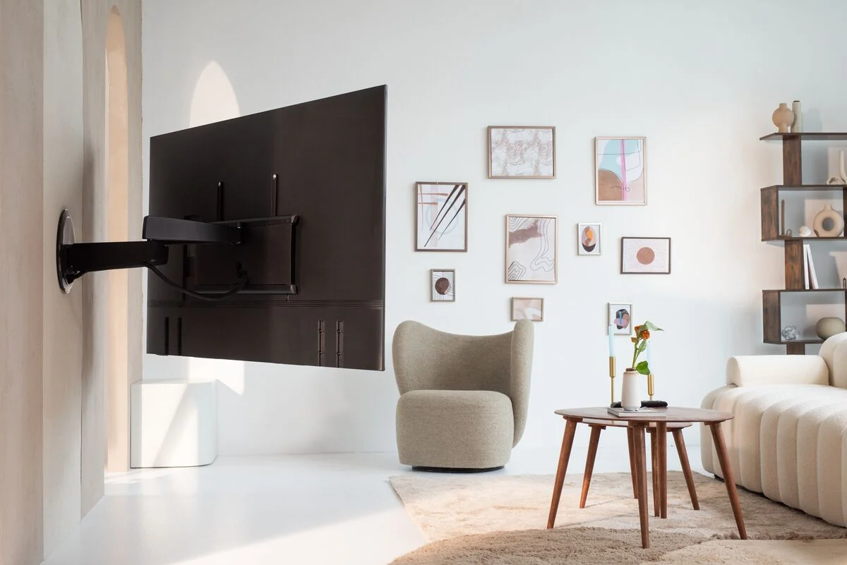 Vogel's TVM 7675 mit Fernseher an der Wohnzimmerwand